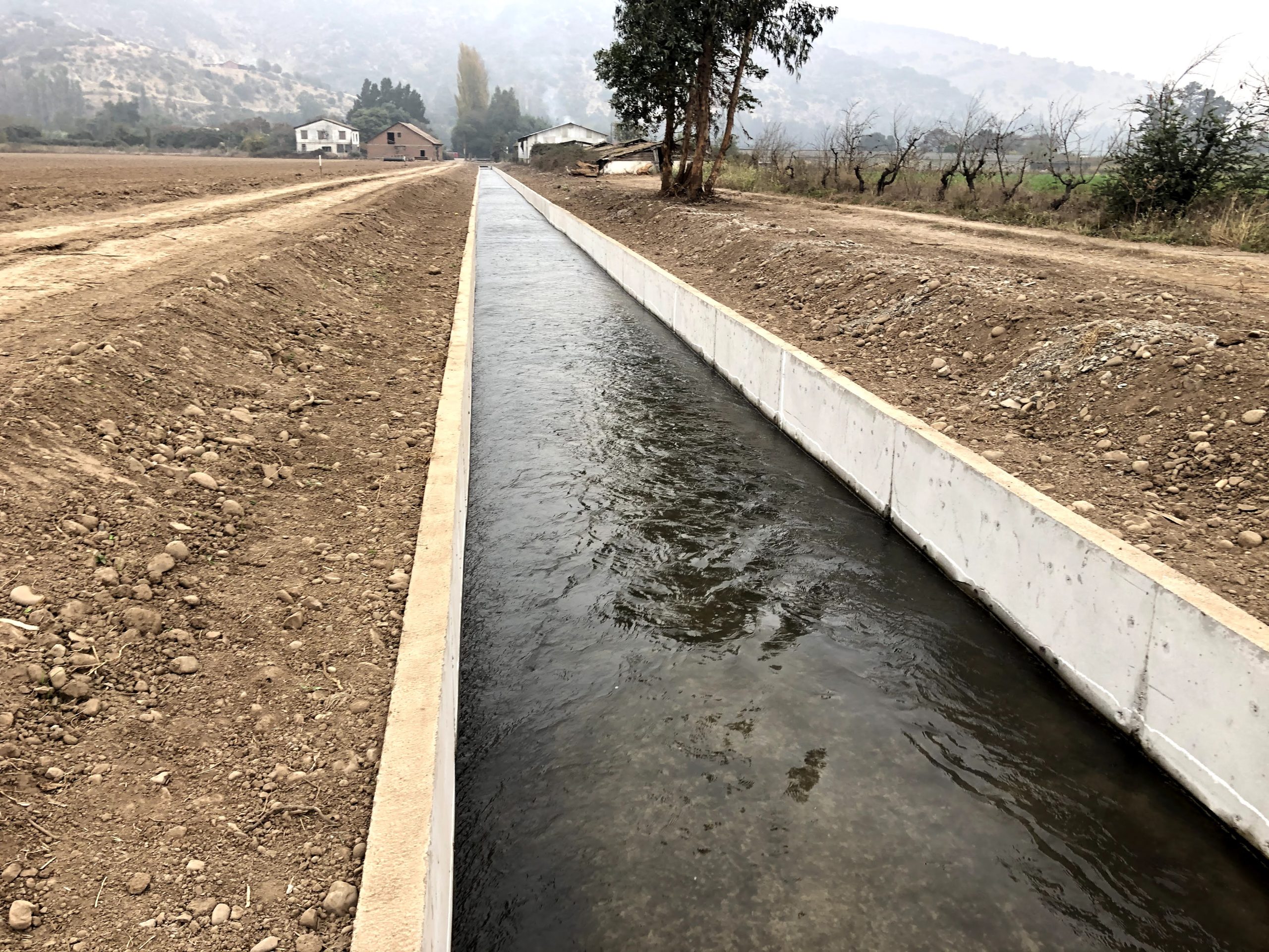 Canal de riego recubierto en hormigón AQUASYS